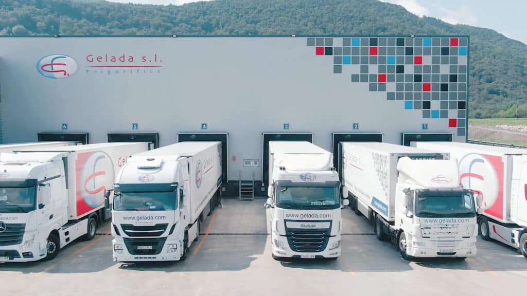 Exterior de la façana amb camions