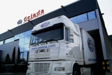 Camió sortint de la nau